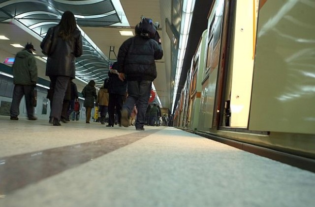 Блъснаха жена пред мотриса в столичното метро