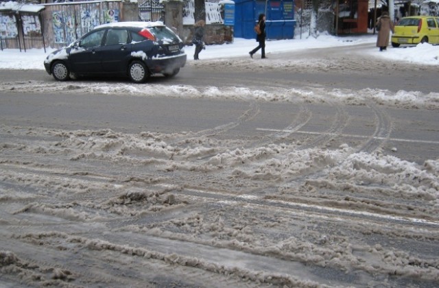 Пътищата мокри, времето се задържа топло