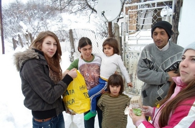 Активисти на БЧК зарадваха бедни деца в еленско