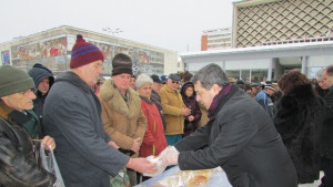 В навечерието на празниците ГЕРБ почерпи горнооряховчани с баница