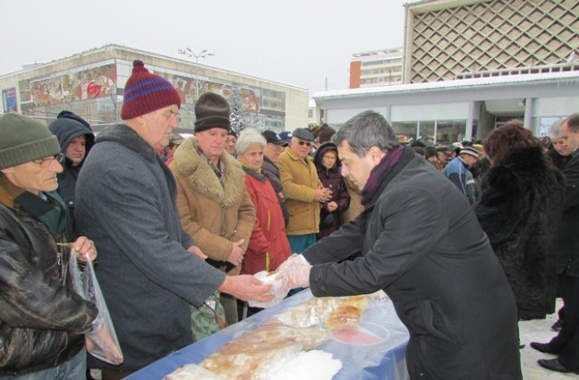 В навечерието на празниците ГЕРБ почерпи горнооряховчани с баница
