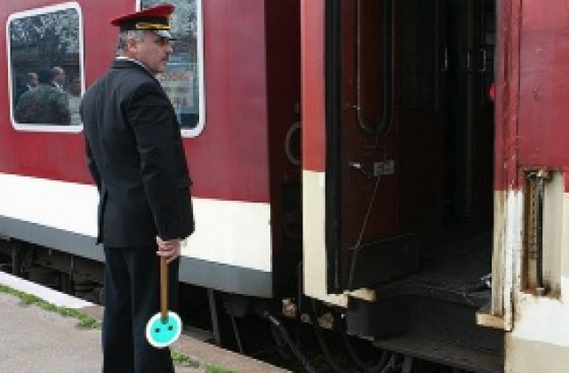 БДЖ пуска допълнителни влакове, променя маршрути на други