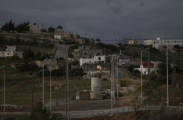 Израел изгражда нова стена по 90-километровата си граница със Сирия