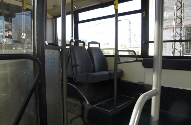 Извънредни автобуси по пет маршрута тази нощ