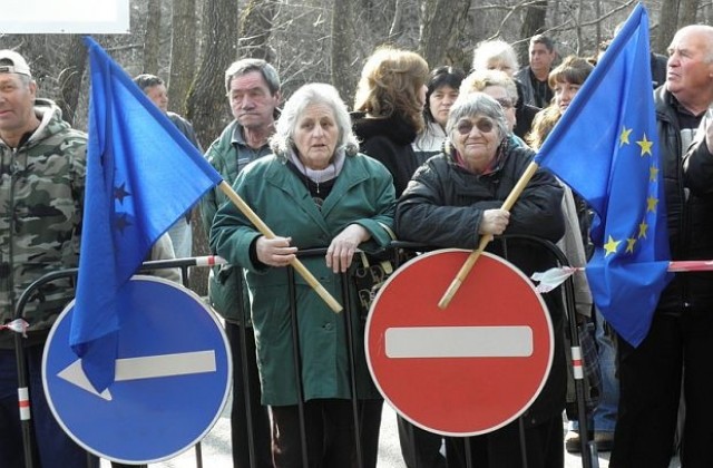 Затварят протестно пътя за Банско