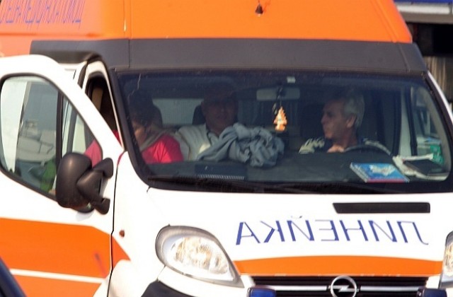 БМВ се заби в стълб на тролейбусната мрежа