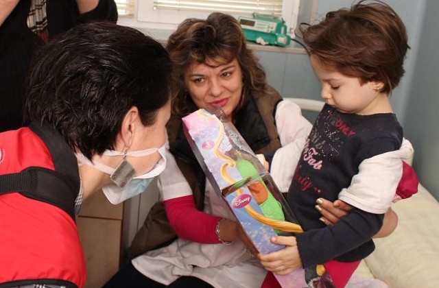 Младежи от БЧК зарадваха болни деца с коледни подаръци