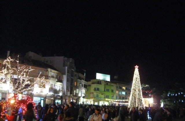 Канят казанлъчани на площада