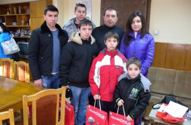 Шест деца на полицаи – с подаръци от дарителска кампания