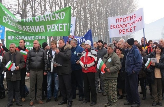 Кметът на Банско оглави протест срещу зеления рекет