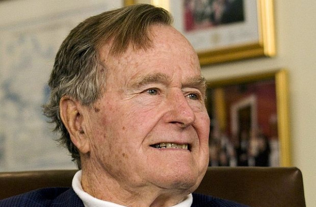 Буш-старши се подобрява, но остава в болница