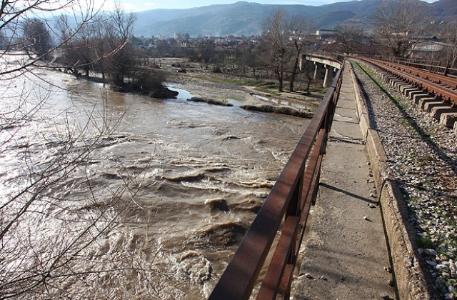 Проверяват сигнал за мъртва риба в Струма