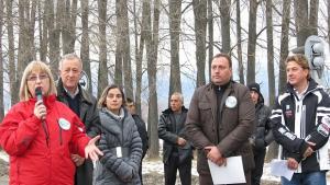 Цецка Цачева блокира пътя с банскалии