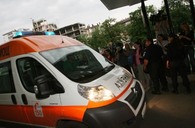 Син преби майка си в Търговище, има опасност за живота й