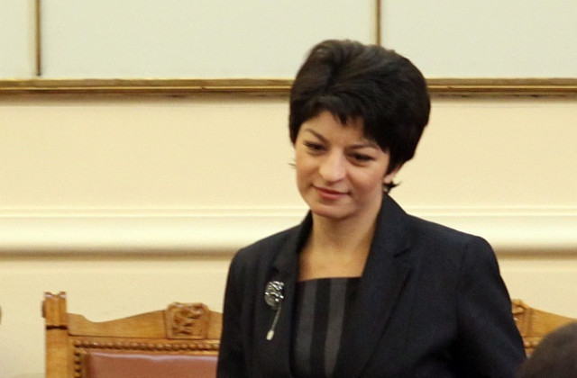 Министър Атанасова не решила само проблема с избор на екип