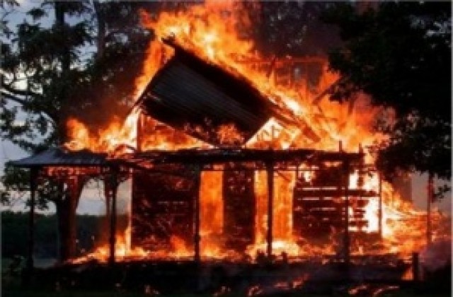 Мъж загина при пожар в дома си в Алфатар, Силистренско