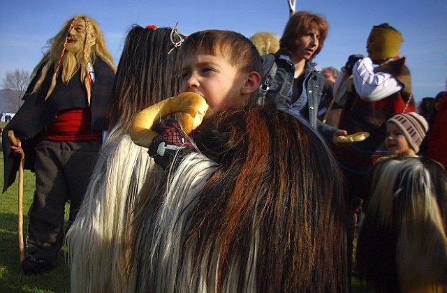 Кукери тръгват в полунощ по домовете