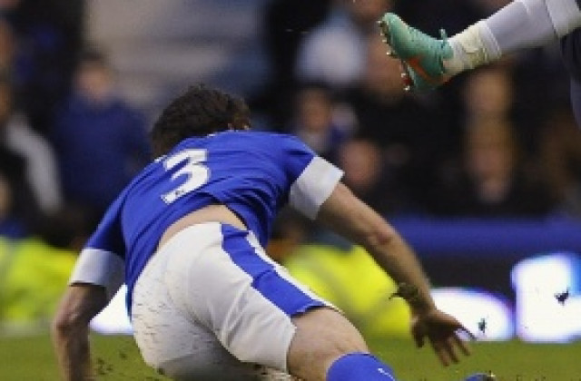 ВИДЕО: Как Кейхил разпори фланелката на Бейнс с бутоните