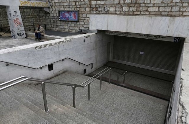 Атина започна новата година със стачка на метрото