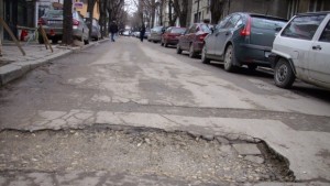 След снега Зейнаха улични ями дълбоки 15 см