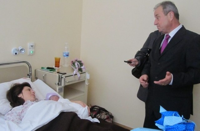 Момче е първото бебе в Ловеч за 2013-та