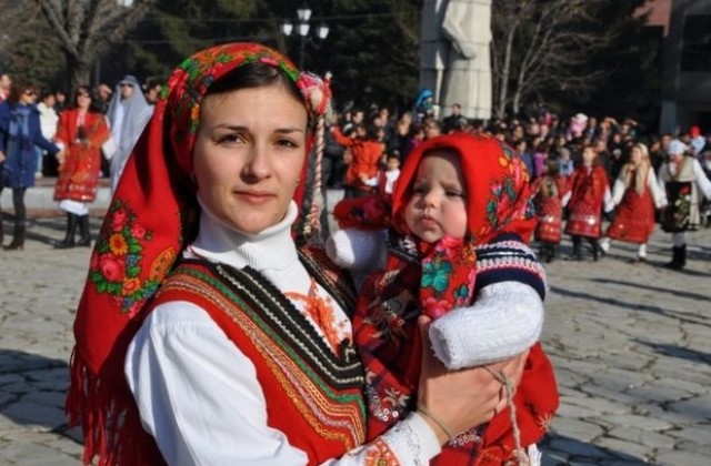 Вековната кукерска традиция оживя в Разлог