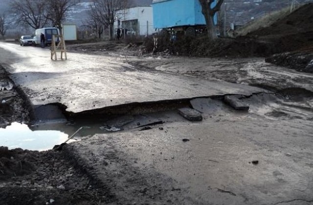 Затвориха пътя Кричим - Пловдив заради пропадане край Устина