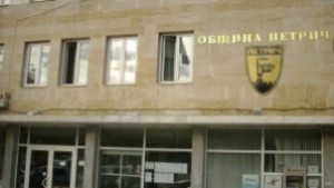 Община Петрич плати здравните осигуровки на обгорелите кукери