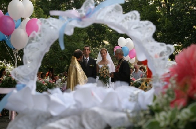 Все по-малко сватби във Варна, булките по-възрастни от младоженците