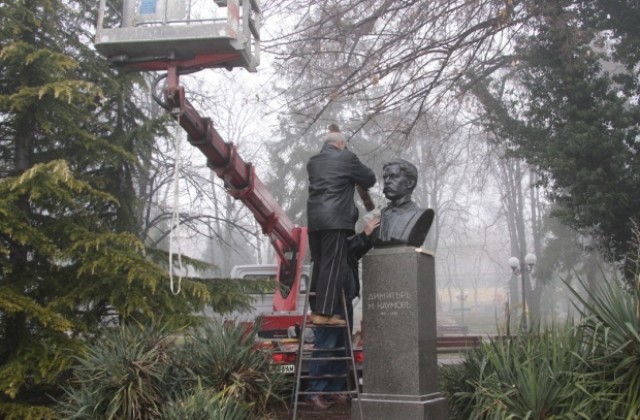 Възстановиха откраднатия бюст-паметник на Димитър Наумов