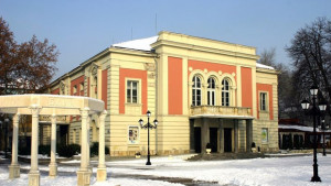 Доброволци от ЧЕЗ сменят крушки във видинска детска гардина