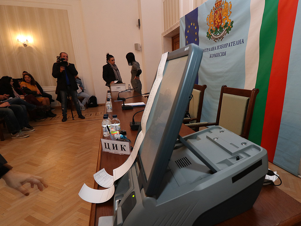 ЦИК демонстрира как се гласува машинно