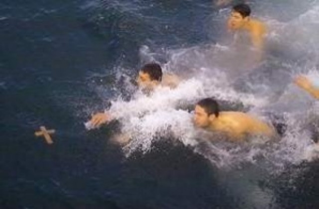 Богоявленски ритуал край Първомайци, в Горна Оряховица почитат Ботев