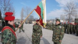 Освещават бойните знамена на площада в Хасково