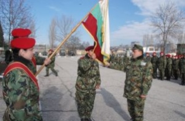 Освещават бойните знамена на площада в Хасково