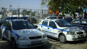 Двама задържани при опит за кражба на метален стълб