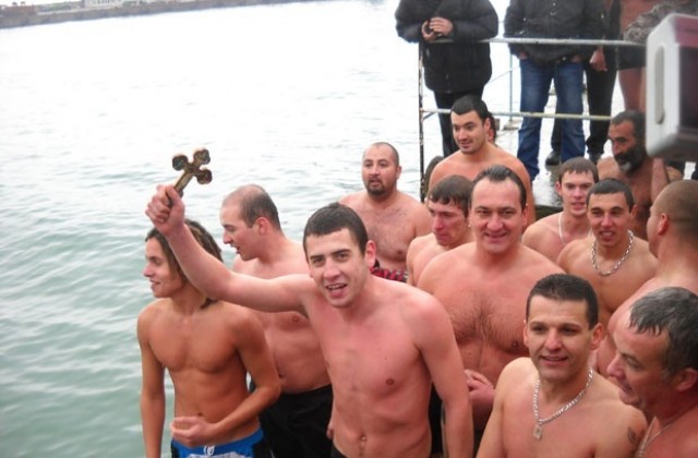 Хвърлят кръста от пешеходния мост в Асеновград