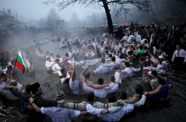 300 мъже се хващат на хорото в река Тунджа