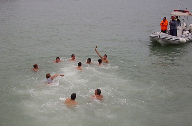 Десетина смелчаци скачат за Богоявленския кръст в Балчик