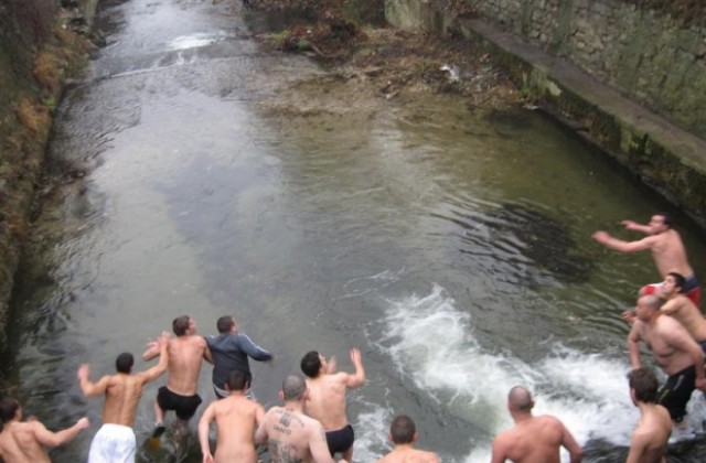 В Казанлък хвърлят Богоявленския кръст от моста на Стара река