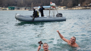 Студент се пребори с 40 плувци за Богоявленския кръст във