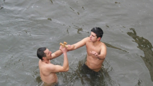 19годишен студент по право извади Богоявленския кръст в Габрово