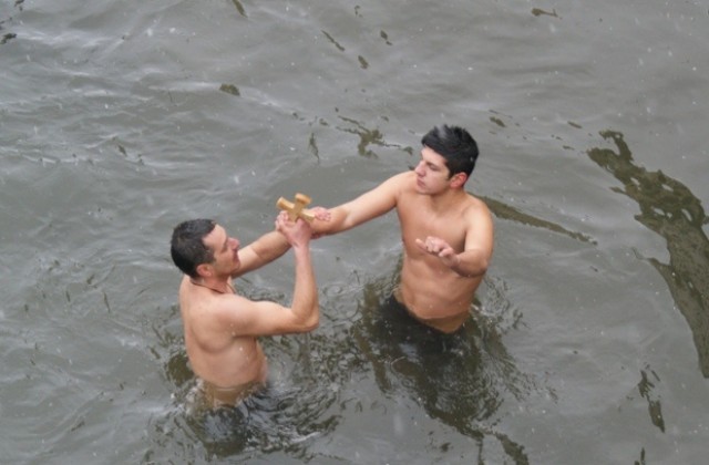 19-годишен студент по право извади Богоявленския кръст в Габрово