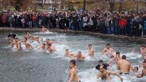 Млада жена и 10годишно момче скочиха да спасят кръста в