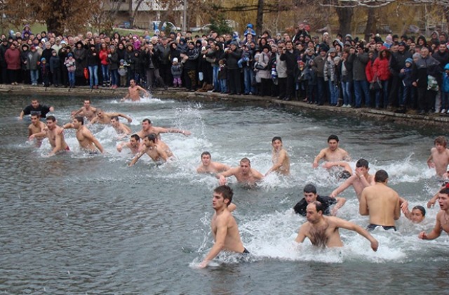 Млада жена и 10-годишно момче скочиха да спасят кръста в Монтана