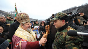 Танкист извади Богоявленския кръст от река Янтра след люта битка