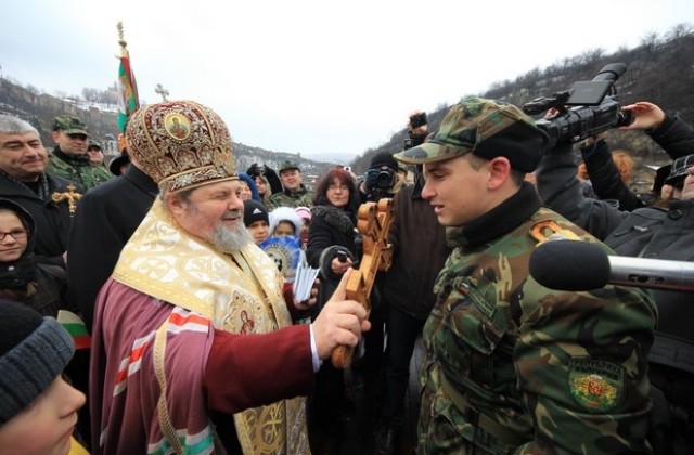 Танкист извади Богоявленския кръст от река Янтра след люта битка под Владишкия мост