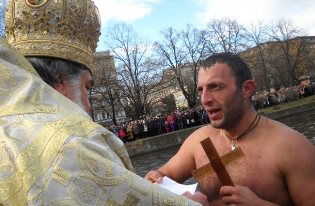 Багатурец извади кръста