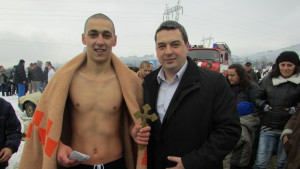Николай Жеков за втори път извади кръста от реката край