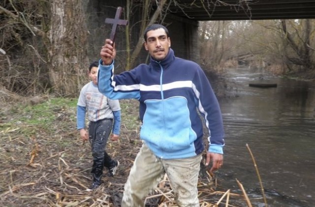 Асен Иванов за втора година извади кръста от река Поповска в  Болярово